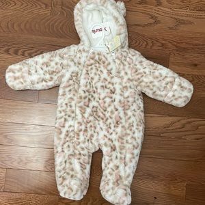 Baby girl size 3-6 month pink and white leopard fur snow suit, nwt
